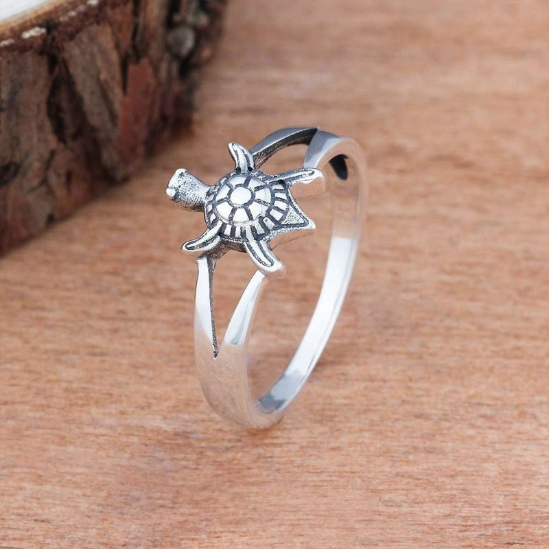 Personalized tortoise rings from Spacewallart, stylish accessory featuring unique tortoise shell design and customizable details.