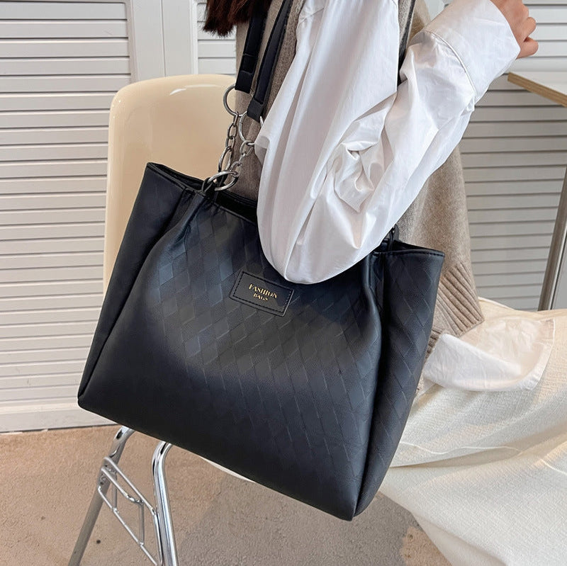Rhombus pattern tote chain shoulder bag by Spacewallart, showcasing a stylish geometric design and chain strap.