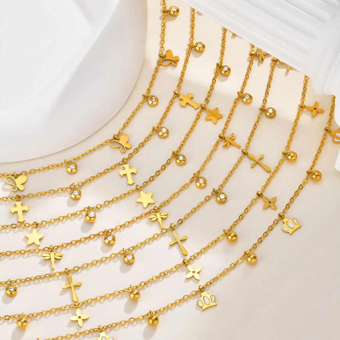 Spacewallart DORI accessories, stylish and functional, with various components displayed on a neutral background.