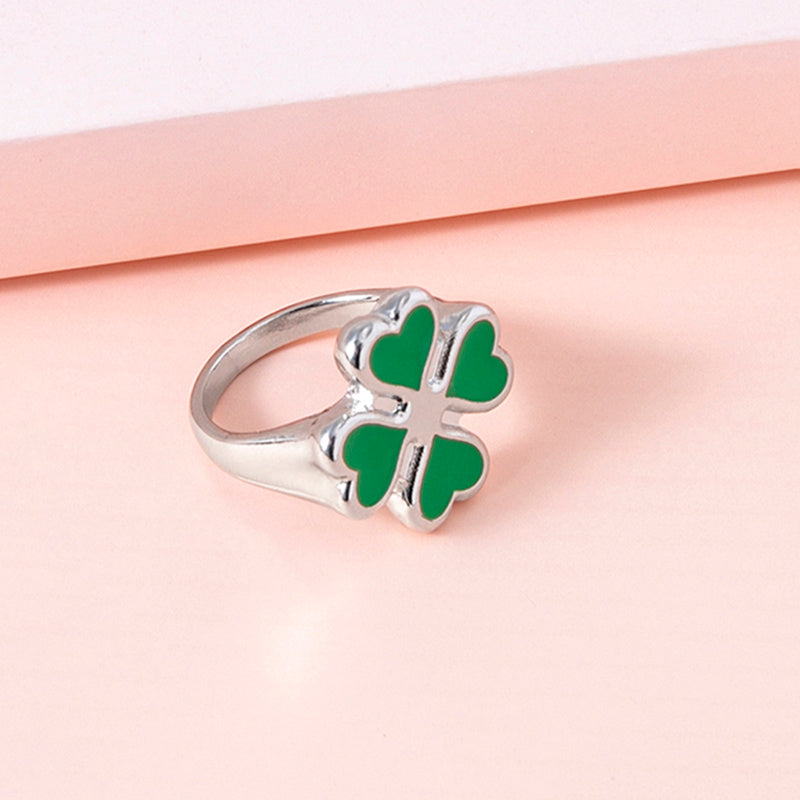 Four leaf clover rings from Spacewallart, silver-colored accessories with four-leaf clover designs, perfect for luck and style.
