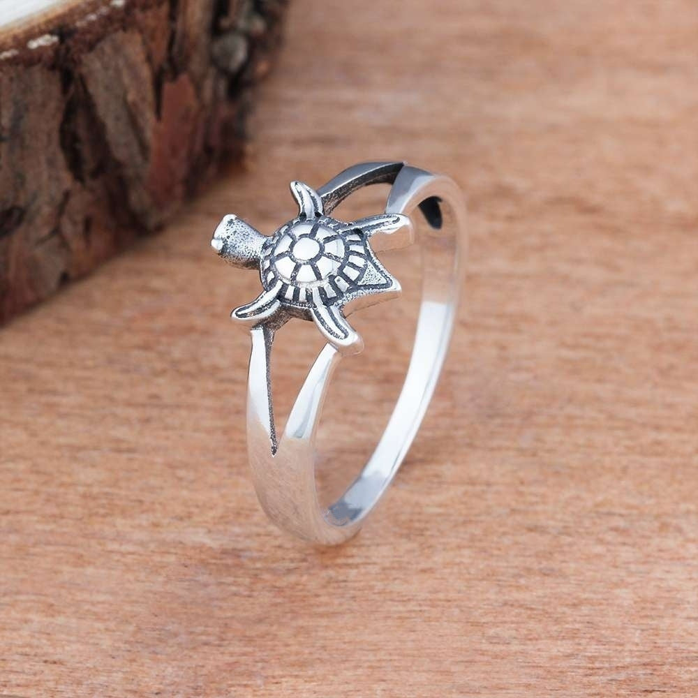 Personalized tortoise rings from Spacewallart, stylish accessory featuring unique tortoise shell design and customizable details.