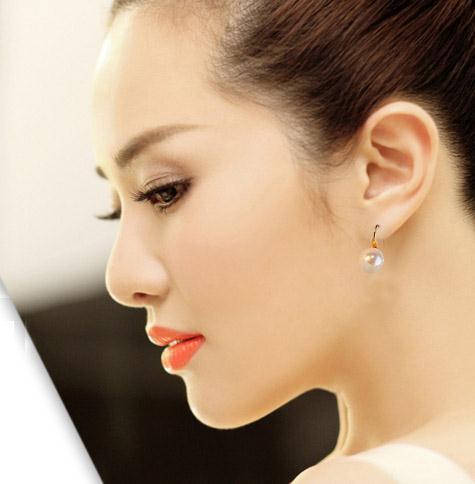 Simple pearl earrings from Spacewallart, elegant accessories with classic white pearls and silver studs.