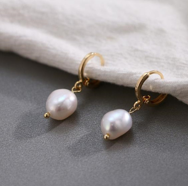 Elegant women's earrings from Spacewallart, showcasing stylish accessory design with intricate details and a polished finish.