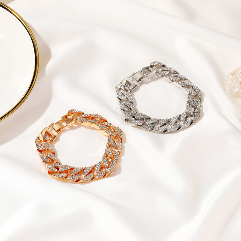 Close-up of a Spacewallart Cuban Thick Link Chain Bracelet showing its bold, interlocking metal links as a stylish accessories piece.
