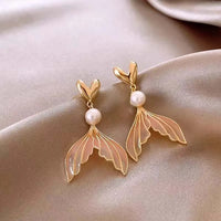 Onashi accessories by Spacewallart, featuring modern design elements, displayed on a sleek surface with artistic details.