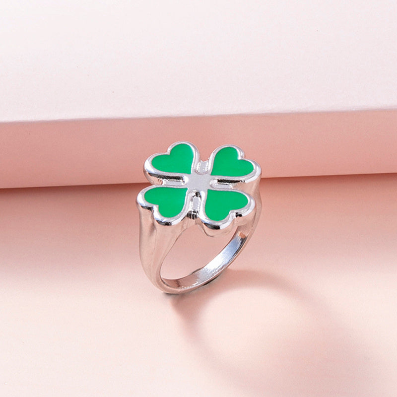 Spacewallart four-leaf clover rings, silver accessories with four-leaf clover design, close-up shot showing detailed craftsmanship.