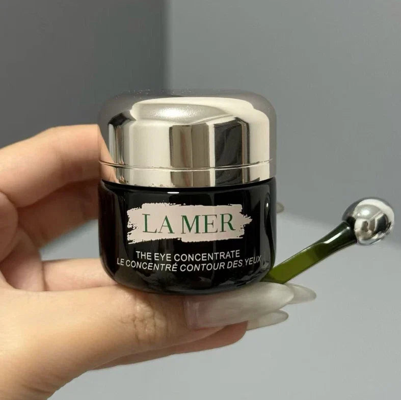 Image of La Mer The Eye Concentrate in a 0.5 oz box, featuring the sleek jar with a silver lid and elegant packaging.