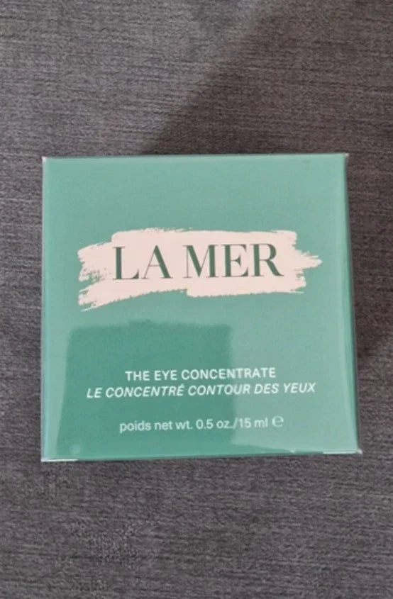 Spacewallart La Mer The Eye Concentrate in a 0.5 oz (15ml) box, featuring a sleek container for targeted eye skincare.